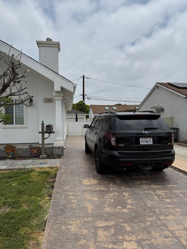 15206 Chanera Ave in Gardena, CA - Foto de edificio - Building Photo