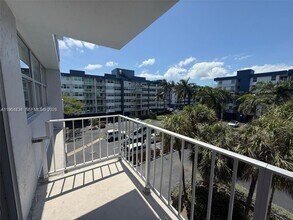 16546 NE 26th Ave, Unit 4J in North Miami Beach, FL - Foto de edificio - Building Photo