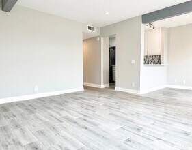 66 Oval Rd in Irvine, CA - Building Photo - Building Photo