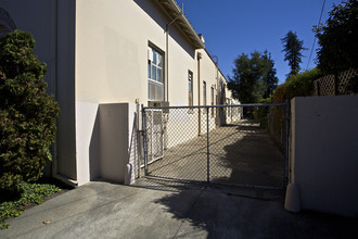 2000 Central Ave in Alameda, CA - Building Photo - Building Photo