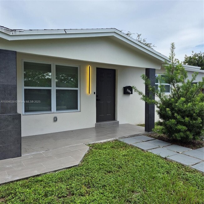 823 NW 30th Ct in Wilton Manors, FL - Building Photo - Building Photo