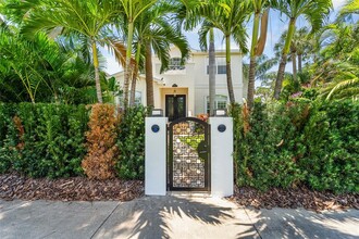 4802 W Beachway Dr in Tampa, FL - Building Photo - Building Photo