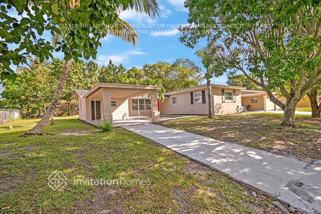 525 Dolphin Dr in Delray Beach, FL - Building Photo