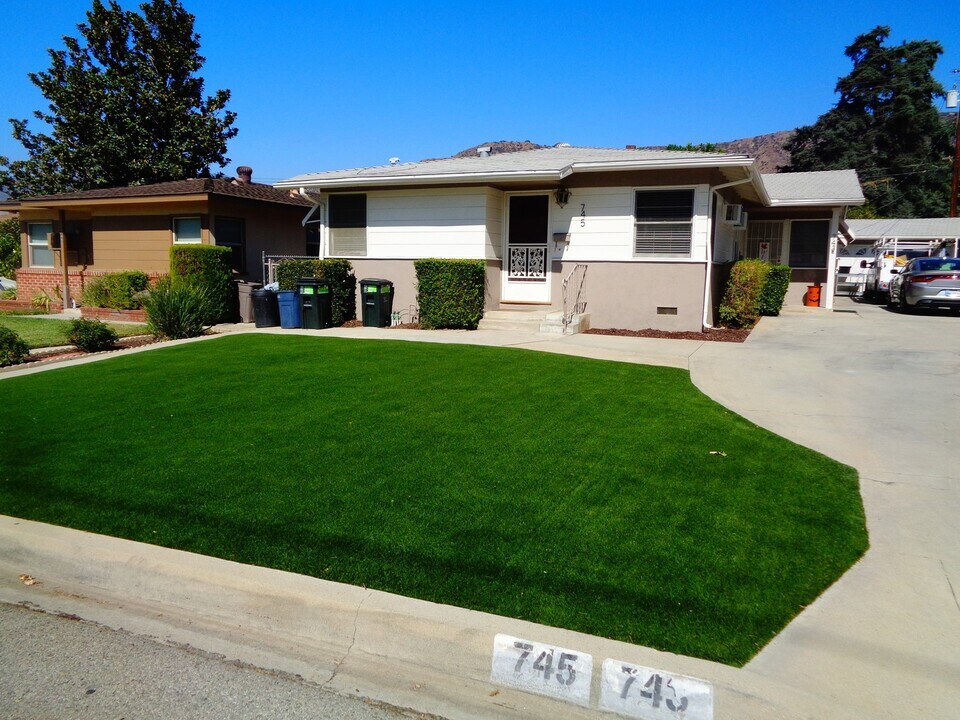 745 W Foothill Blvd in Glendora, CA - Building Photo