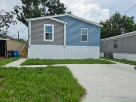 104 Bush Ln in Town 'n' Country, FL - Building Photo