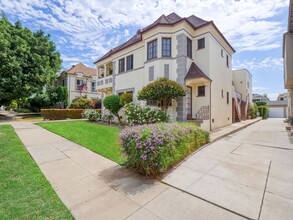 1044 S Orange Grove Ave in Los Angeles, CA - Building Photo - Building Photo