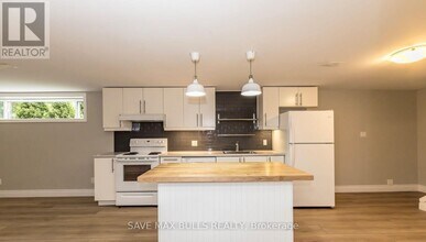 371 Meadowbrook Dr in Milton, ON - Building Photo - Building Photo