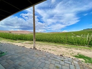 2771 Konnowac Pass Rd in Wapato, WA - Building Photo - Building Photo