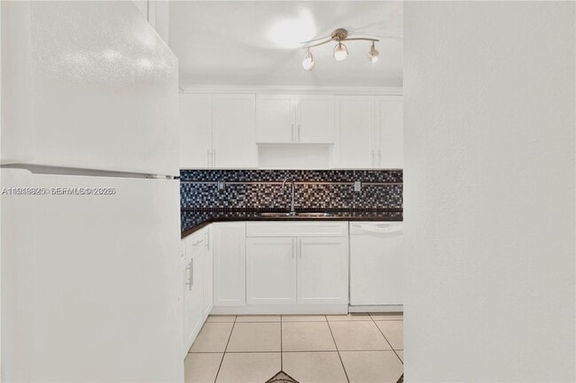 1990 W 56th St in Hialeah, FL - Foto de edificio - Building Photo