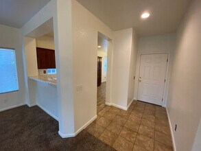 5701 Gold Poppy Way in Elk Grove, CA - Building Photo - Building Photo