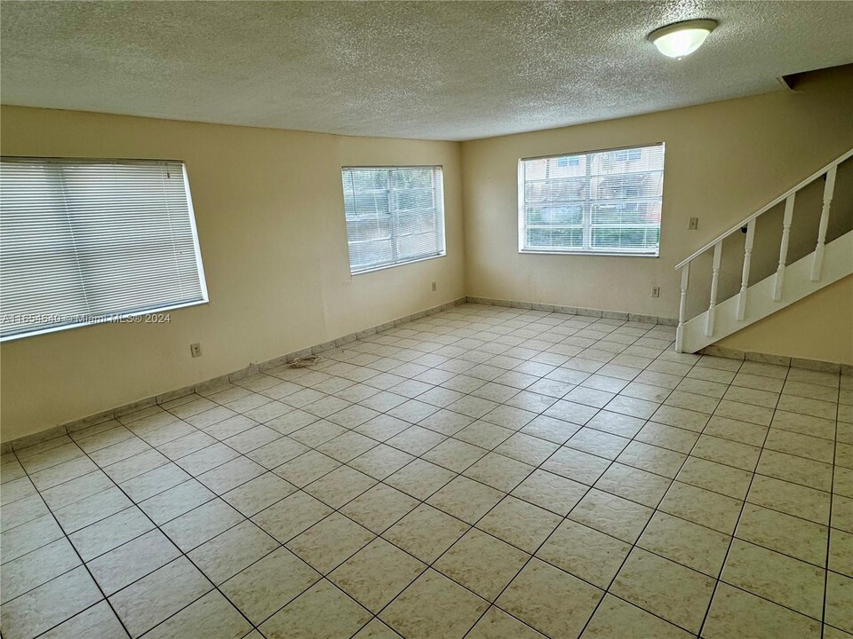 1305 W 53rd St in Hialeah, FL - Building Photo