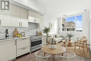 2075 King Rd in King City, ON - Building Photo