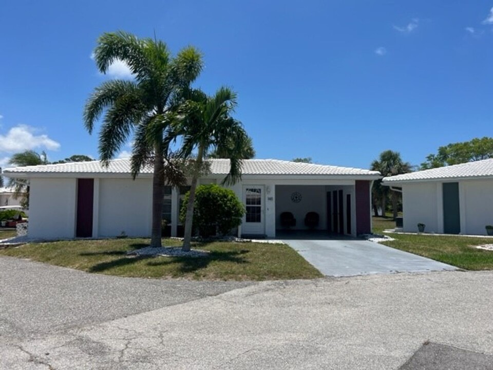 148 Circlewood Dr in Venice, FL - Foto de edificio