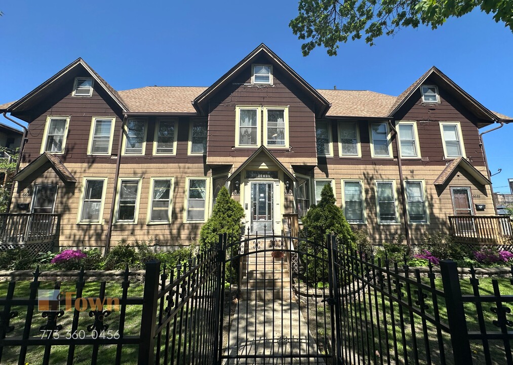 6689 N Olmsted Ave, Unit 1F in Chicago, IL - Building Photo
