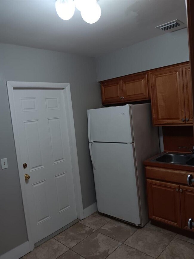 232 SW 10th St, Unit S in Hallandale Beach, FL - Building Photo - Building Photo