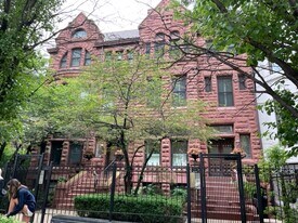 1228 N Dearborn St, Unit 2F in Chicago, IL - Building Photo