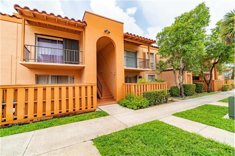 7215 Miami Lakes Dr-Unit -A8 in Miami Lakes, FL - Foto de edificio