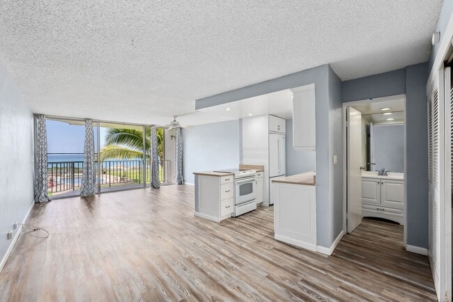 87-561-561 Farrington Hwy in Waianae, HI - Building Photo - Building Photo