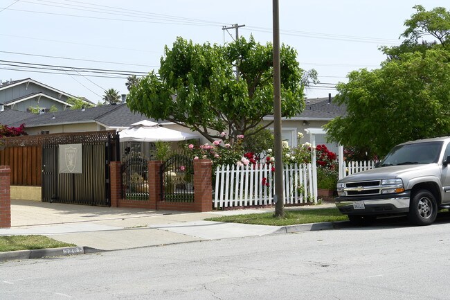 3469 Hoover St in Redwood City, CA - Building Photo - Building Photo