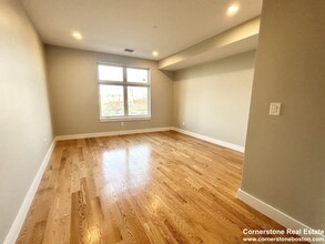 16 Baker Ct, Unit 4 in Boston, MA - Foto de edificio - Building Photo