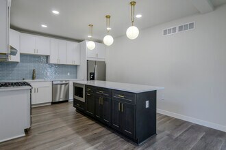 1530 N Cass St, Unit 1530B in Milwaukee, WI - Foto de edificio - Building Photo