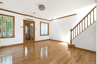 68-48 Groton St in Queens, NY - Foto de edificio - Building Photo
