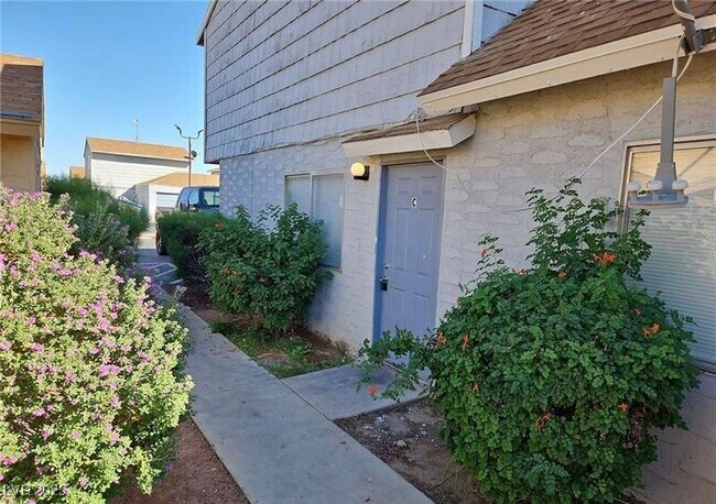 5235 Gray Ln in Las Vegas, NV - Building Photo - Building Photo