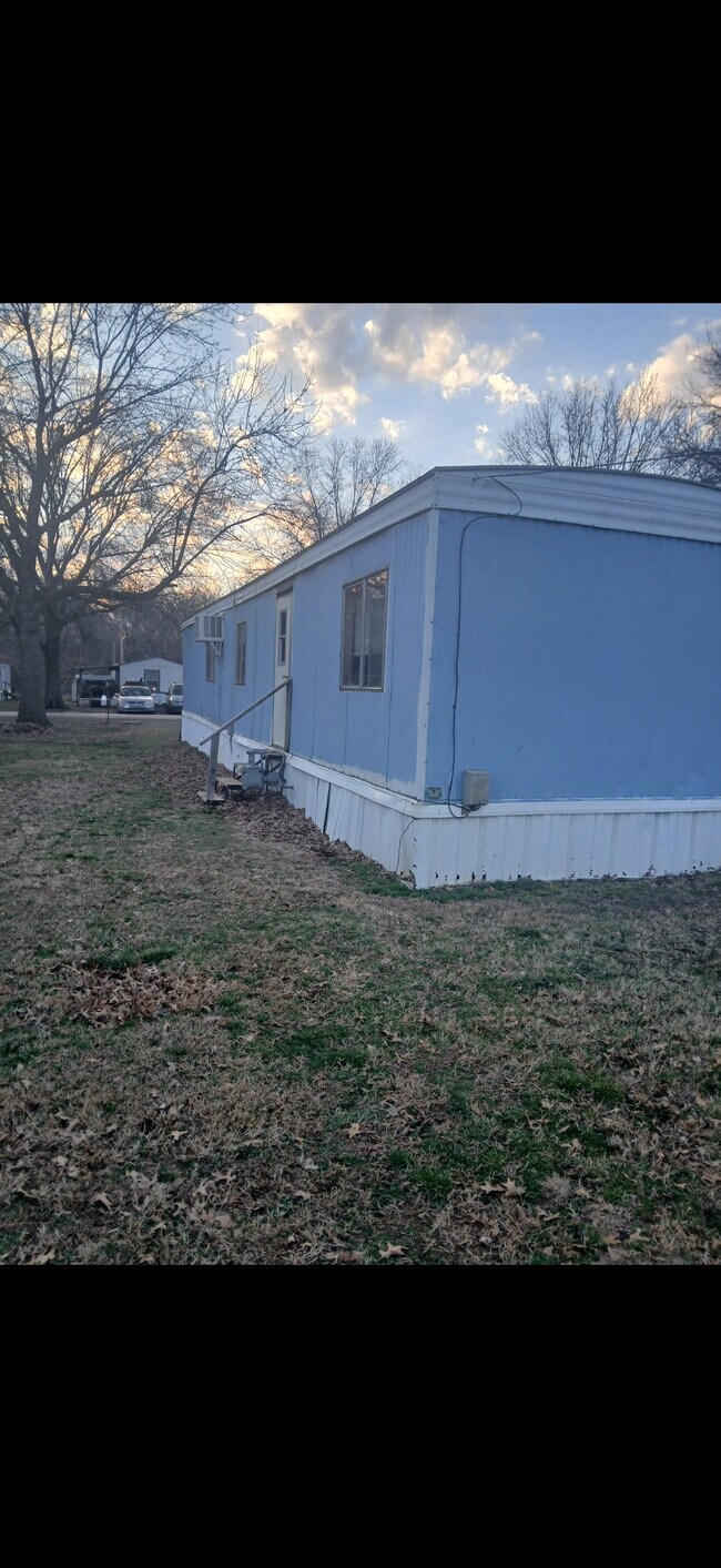 704 N Linn St in Frontenac, KS - Foto de edificio - Building Photo