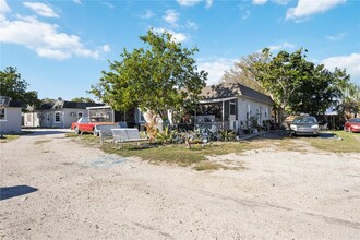 838 Whitfield Ave in Sarasota, FL - Building Photo - Building Photo