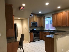 1409 NE 166th Ct in Shoreline, WA - Building Photo - Building Photo
