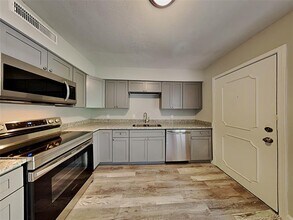 10590 High Hollows Dr in Dallas, TX - Building Photo - Building Photo