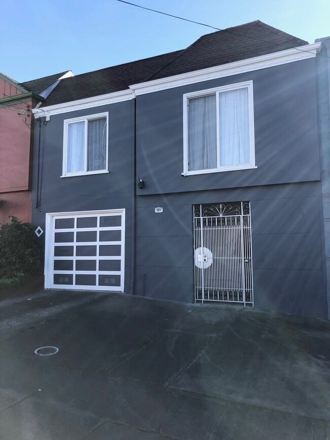 2733 Ortega St, Unit A