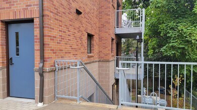 6960 SW Canyon Rd-Unit -Apt A in Portland, OR - Foto de edificio - Building Photo