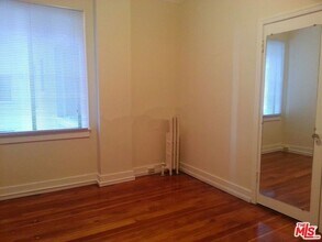 630 S Kenmore Ave in Los Angeles, CA - Foto de edificio - Building Photo