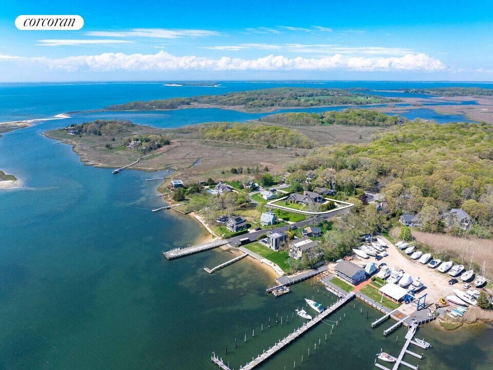 32 W Neck Cir in Southampton, NY - Building Photo