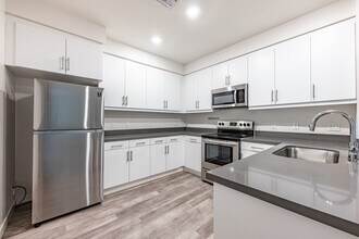 1249 W. 39th Place in Los Angeles, CA - Foto de edificio - Interior Photo