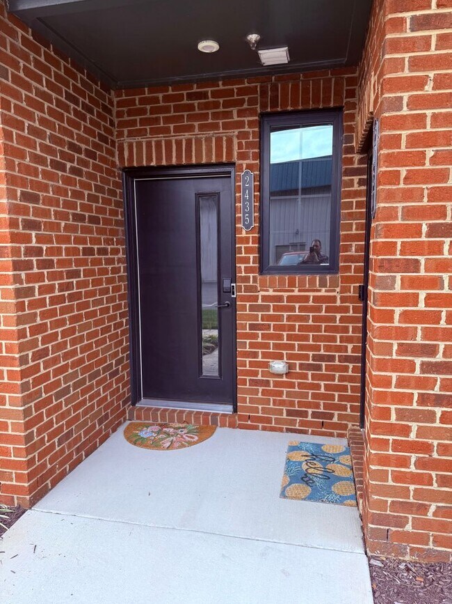 2435 Ownby Ln in Richmond, VA - Building Photo - Building Photo