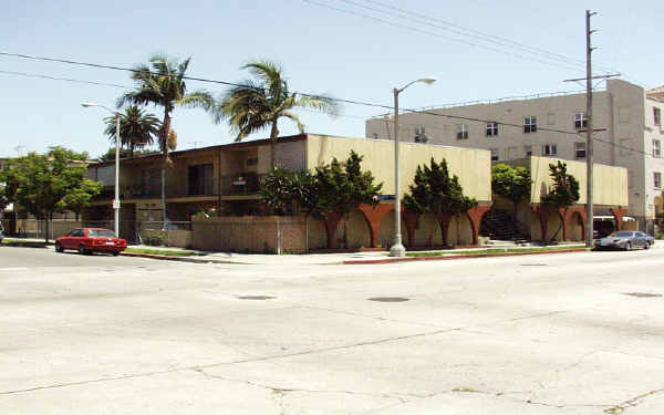 1154 N Gower St in Los Angeles, CA - Foto de edificio