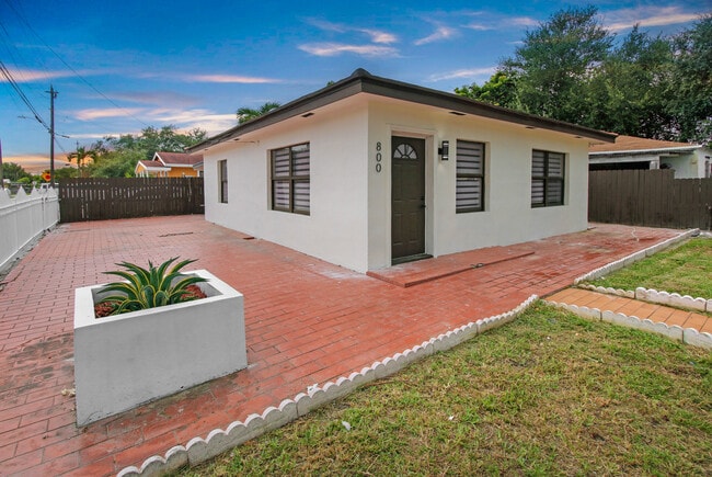800 NW 101st St in Miami, FL - Building Photo - Building Photo
