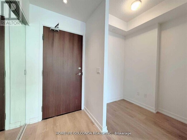 115 McMahon Dr in Toronto, ON - Building Photo - Building Photo