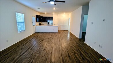 313 Soapstone Pass in Maxwell, TX - Foto de edificio - Building Photo