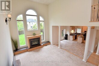 4323 Clubview Dr in Burlington, ON - Building Photo - Building Photo