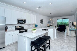 18028 Gawthrop Dr, Unit 4 in Bradenton, FL - Foto de edificio - Building Photo