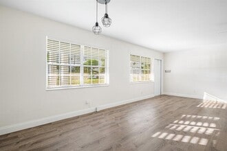 2455 NE 51st St, Unit E102 in Fort Lauderdale, FL - Building Photo - Building Photo