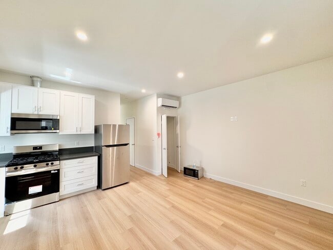 property at 1135 S Doheny Dr