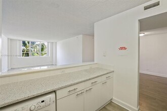 1500 Bay Rd, Unit S-0370 in Miami Beach, FL - Foto de edificio - Building Photo