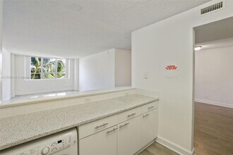 1500 Bay Rd, Unit S-0370 in Miami Beach, FL - Building Photo - Building Photo