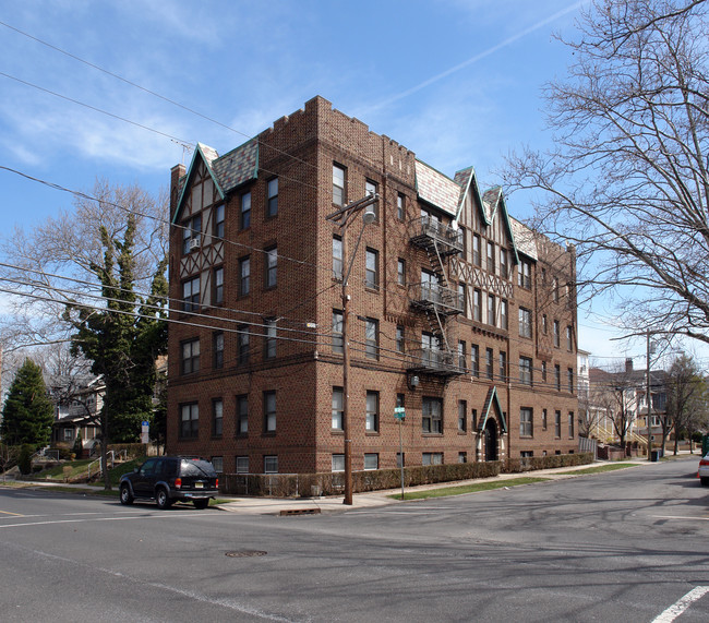 105 W 39th St in Bayonne, NJ - Building Photo - Building Photo