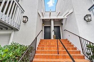 8246 Caminito Modena in La Jolla, CA - Foto de edificio - Building Photo