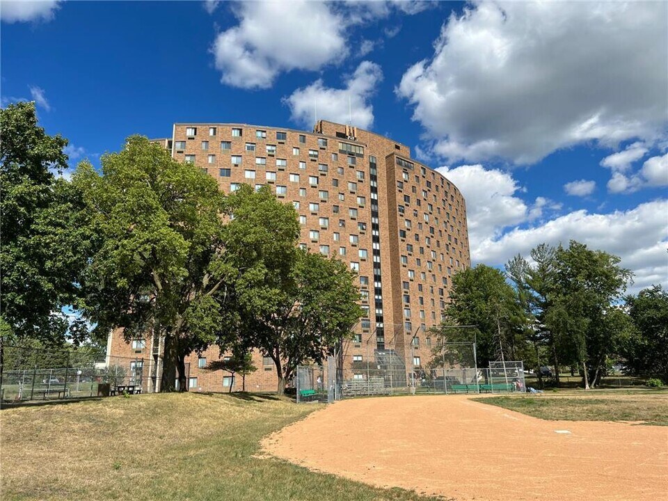 1181 Edgcumbe Rd in St. Paul, MN - Building Photo
